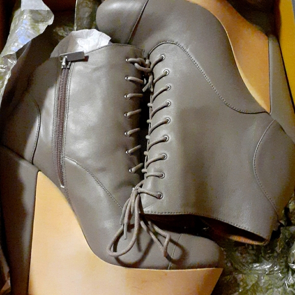 Shoes - Picture 1 of 6